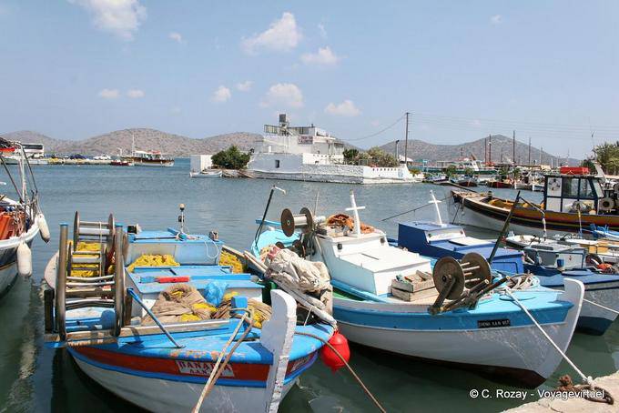 Barcos de pesca en el puerto, Elounda - Creta, Grecia