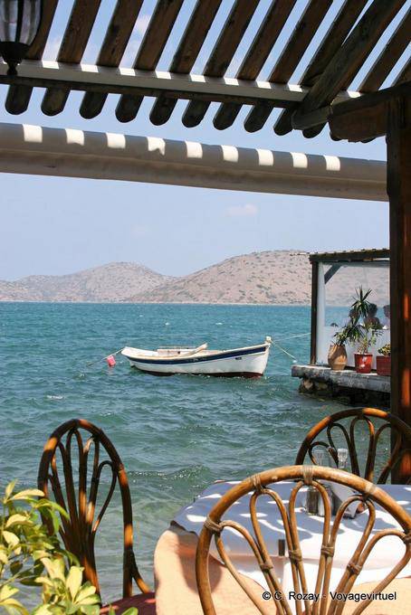 Pies del restaurante en el agua, Elounda - Creta, Grecia