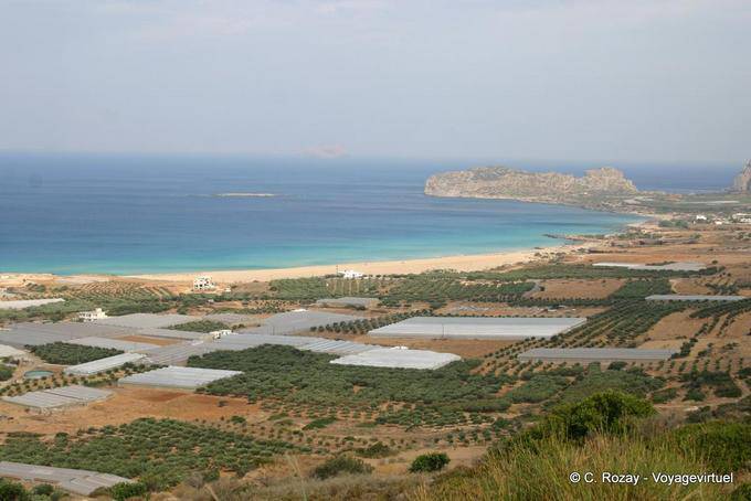 Vistas a la playa e invernaderos, Falassarna - Creta, Grecia