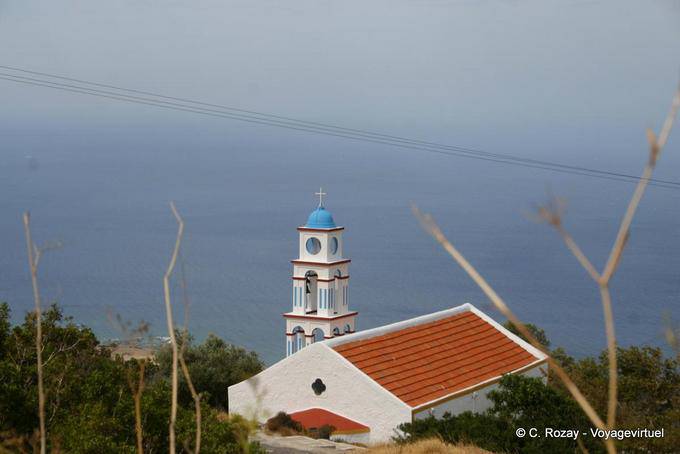 Un campanario de la iglesia sobre el mar, Falasarna - Creta, Grecia