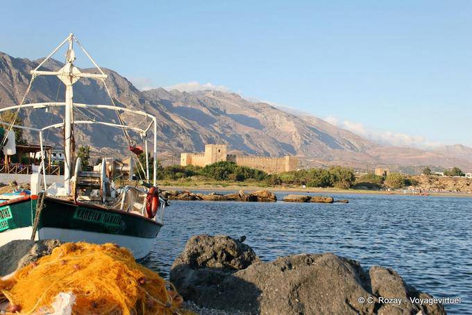Vista Fragokastello del puerto en la fortaleza y las montañas de San Nikitas - Creta, Grecia