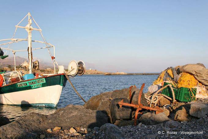 Barco de pesca atracado en el ancla, Frangokastello - Creta, Grecia