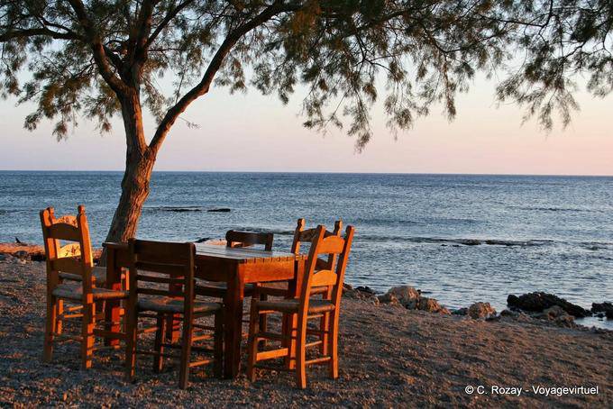 Mesa de la taberna junto al mar, Frangokastello - Creta, Grecia