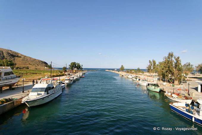 Barcos atracados en el canal, Georgioupoli - Creta, Grecia