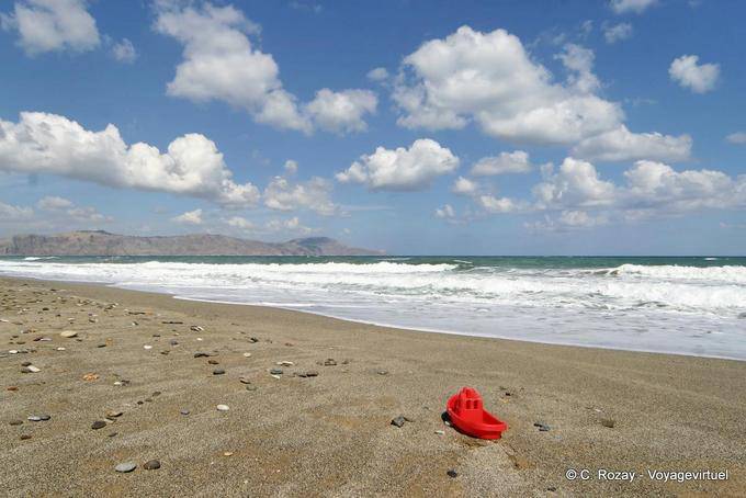 Bote de plástico y piedras en la playa de arena, Georgioupoli - Creta, Grecia