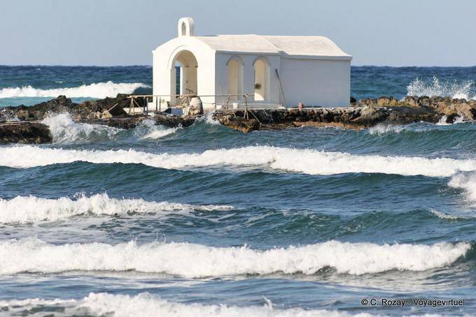 La capilla de Agios Nikolaos en oleadas, Georgioupoli - Creta, Grecia