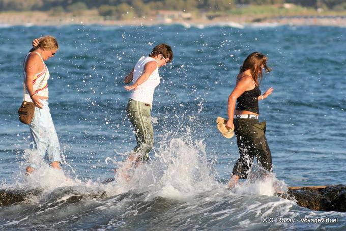 Paso peligroso en la presa que lleva a la ermita de Agios Nikolaos, Georgioupoli - Creta, Grecia