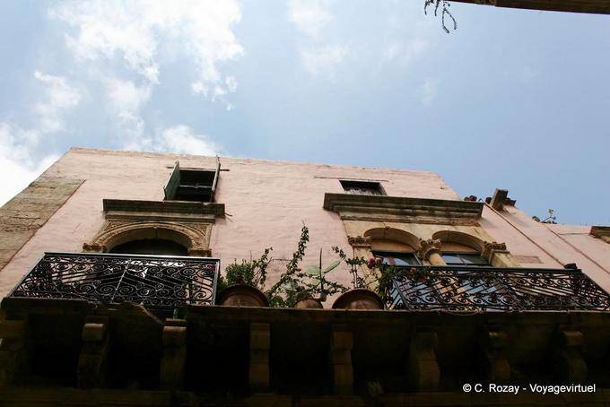 Balcones de hierro forjado en, La Canea - Creta, Grecia