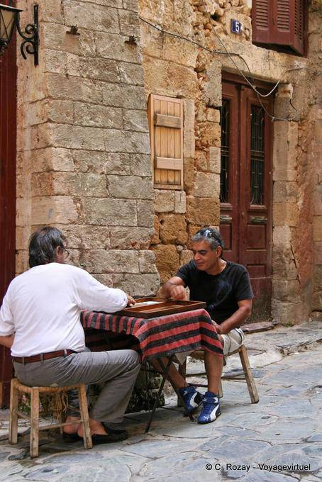 Parte de tavli en Chania - Creta, Grecia