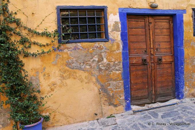 Puerta a azul y amarillo pared, Chania - Creta, Grecia