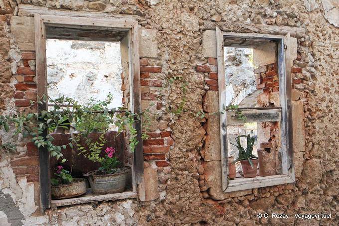 Hania (Chania) Flores y ruina deshabitada - Creta, Grecia