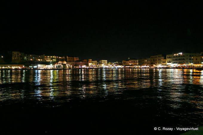 Chania, el Venetian noche panorama puerto - Creta, Grecia