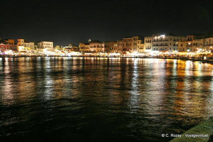 Panorama del pintoresco puerto antiguo de Chania iluminado - Creta, Grecia
