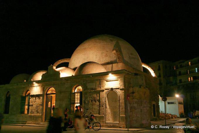 Mezquita de Hassan Kioutsouk por la noche, otomano Era Canea (Chania) - Creta, Grecia