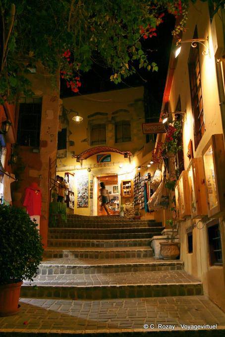 Calle en las escaleras de la noche, La Canea - Creta, Grecia