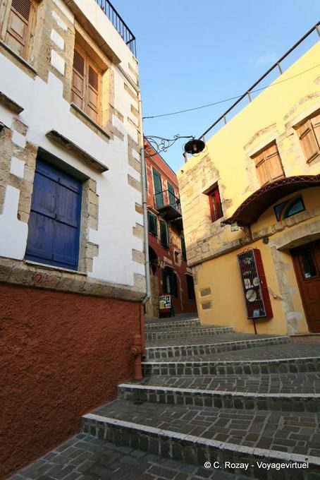 Escaleras en la parte superior de la Zampeliou antigua Chania - Creta, Grecia