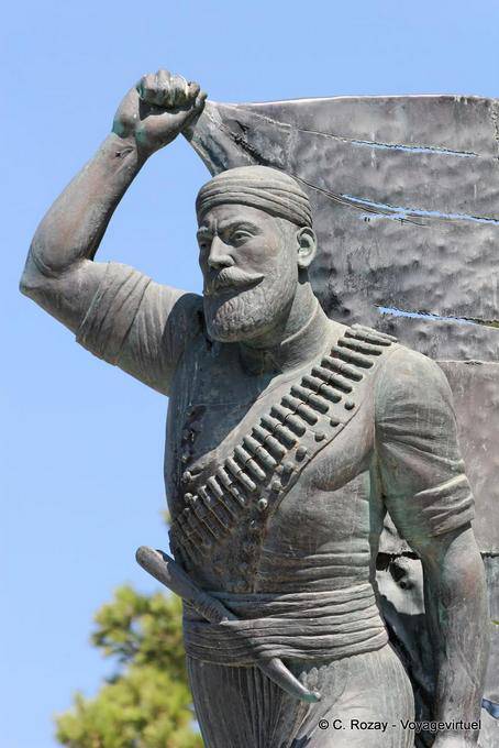 Centrarse en la estatua de Kayaledakis, Chania - Creta, Grecia