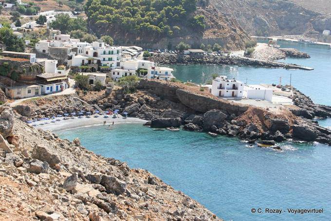 La ciudad y la playa de guijarros de Hora Sfakion - Creta, Grecia