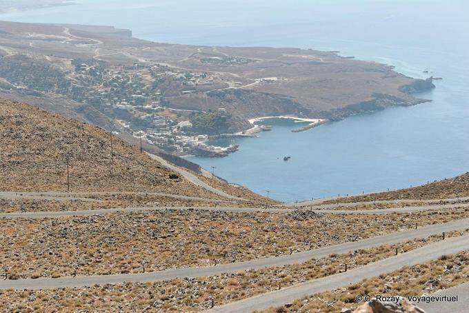Hora Sfakion vista desde la carretera de montaña que conduce a Kampia y Anopoli - Creta, Grecia