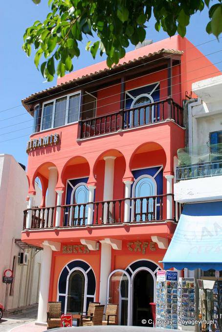 Ierapetra, neo Fachada otomanos sobre Bocca Café - Creta, Grecia