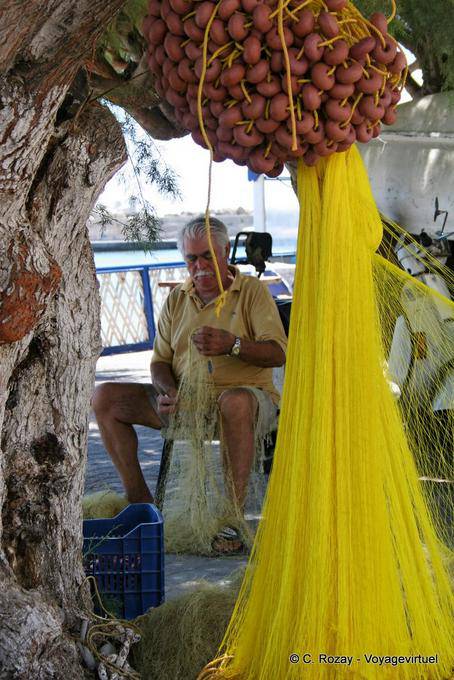 Ierapetra, Ravaudage red de pesca en la sombra - Creta, Grecia