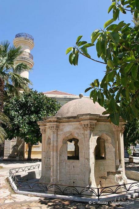 Tribunal de la antigua mezquita con fuente y minarete, Ierapetra - Creta, Grecia