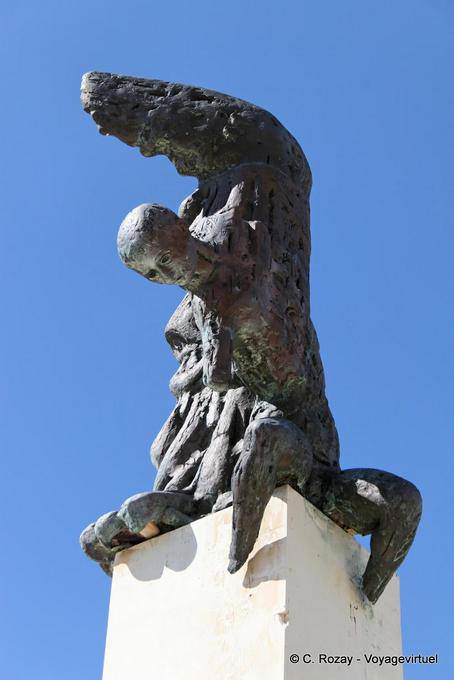 A estatuas conmemorativas de Amiras en honor a las víctimas del nazismo - Creta, Grecia