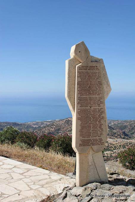 Los nombres de las víctimas de una estatua dedicada a la matanza y el sacrificio de Amiras Viannites - Creta, Grecia