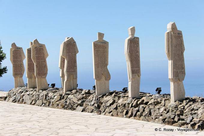 Memorial celebrando Amiras llevar a 350 civiles por los ocupantes alemanes, a Ierapetra - Creta, Grecia