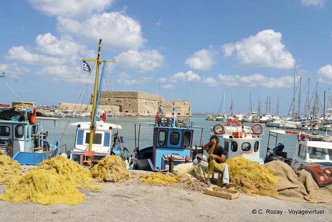 El puerto de Iraklion (Heraklion) con vistas a la fortaleza - Creta, Grecia