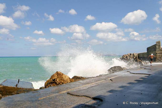 Olas rompiendo cerca de la Rocca a Mare, Iraklio - Creta, Grecia