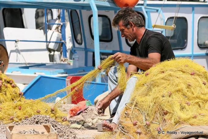 Pescador limpiando sus redes, Heraklion - Creta, Grecia