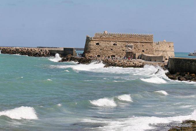 Las olas de la fuerza contra los cimientos de la fortaleza de Rocca al Mare o Koules, Heraklion - Creta, Grecia