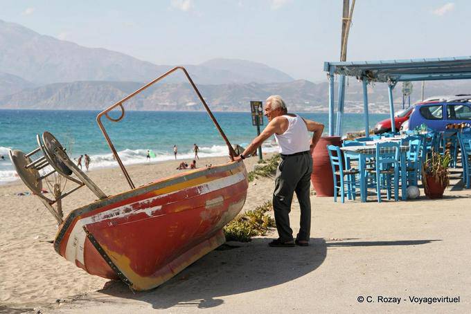 Cretenses y su barco antes de la playa Kalamaki, al sur de Tymbaki - Creta, Grecia