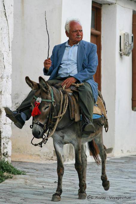 Vive en ropa de domingo en su culo, Lassithi - Creta, Grecia