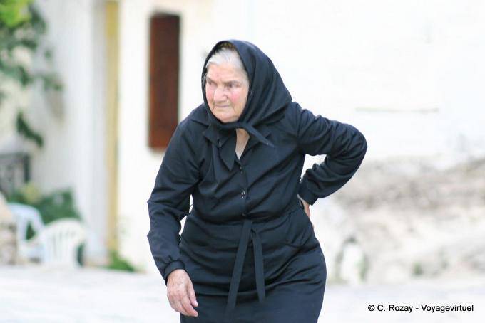 Traje tradicional de Creta con la cabeza pañuelo negro, Lassithi - Creta, Grecia
