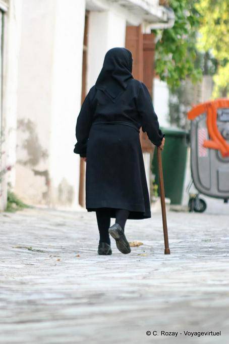 El negro es el color dominante de la ropa de los cretenses, Lassithi - Creta, Grecia