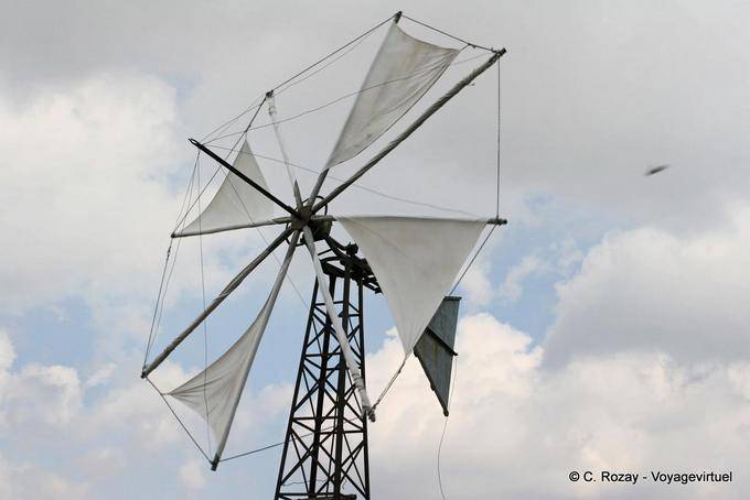 Turbina de viento característico de Lassithi meseta - Creta, Grecia