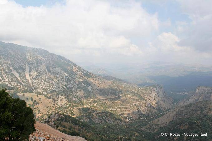 Vista del camino sinuoso hasta el Lassithi Krasi - Creta, Grecia