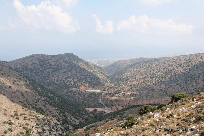 Camino en el valle con profunda Malia, Heraklion - Creta, Grecia