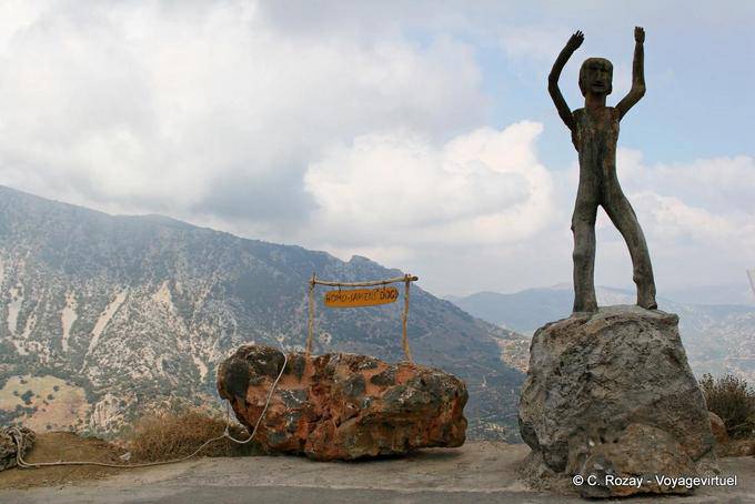 Estatua Homo sapiens perro y pintoresco museo situado en Hersonissos - Creta, Grecia