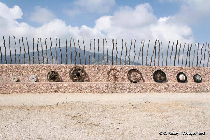 Evolución de la rueda a través de las edades, el Museo del Homo Sapiens, Hersonissos, Heraklion - Creta, Grecia