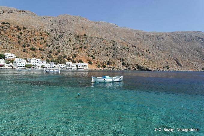 La transparencia del agua en las montañas al fondo, Loutro - Creta, Grecia