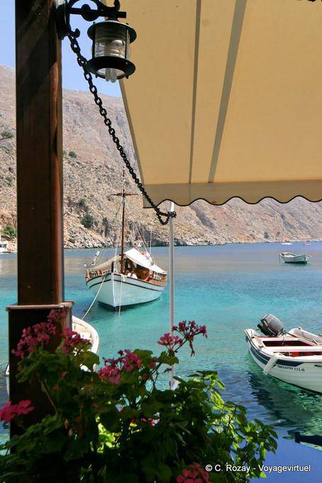 Vista Loutro de una taberna en la sombra - Creta, Grecia