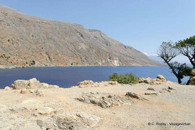 Tierra seca, roca pelada y mar en el extranjero Loutro - Creta, Grecia