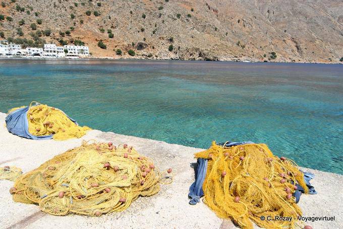 Loutro, redes de pesca en el muelle - Creta, Grecia