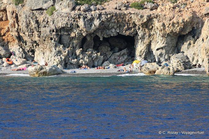 Playa de gravilla a la península de cueva Loutro - Creta, Grecia