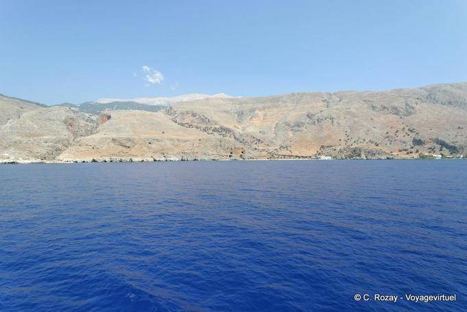 Vista desde el mar Livaniana a Loutro - Creta, Grecia