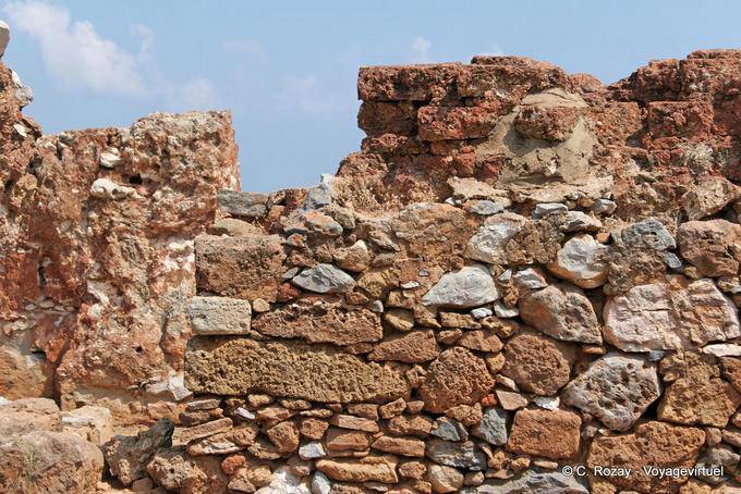 Muralla cerca de la entrada norte, en el camino hacia el mar, Palacio de Malia - Creta, Grecia