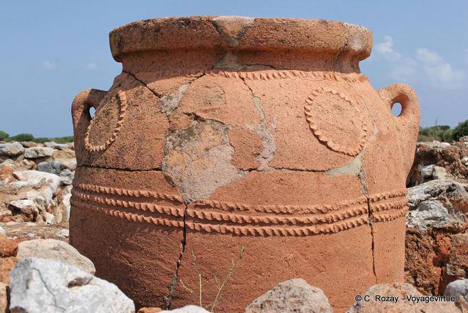 Diseños decorativos en cadenas de socorro en un pithos, Palacio de Malia - Creta, Grecia